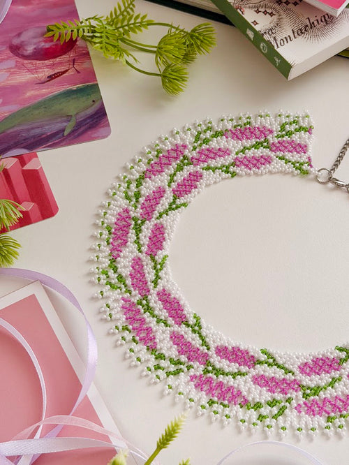 Colar de Missangas "Flor Lilás" | Roxo, Branco e Verde | Feito à Mão