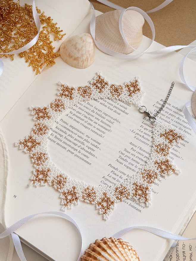 Colar de Missangas "Estrelas Arenosas" | Dourado e Branco | Feito à Mão