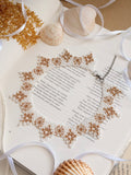 Colar de Missangas "Estrelas Arenosas" | Dourado e Branco | Feito à Mão