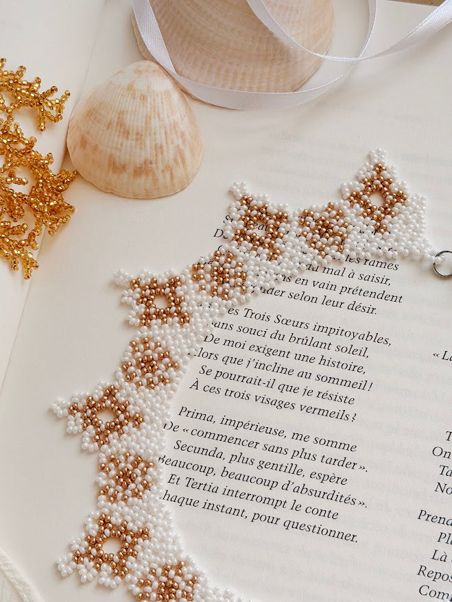 Colar de Missangas "Estrelas Arenosas" | Dourado e Branco | Feito à Mão