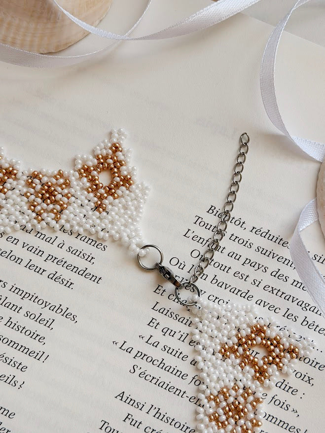 Colar de Missangas "Estrelas Arenosas" | Dourado e Branco | Feito à Mão