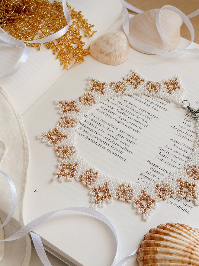 Colar de Missangas "Estrelas Arenosas" | Dourado e Branco | Feito à Mão