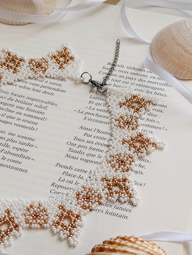 Colar de Missangas "Estrelas Arenosas" | Dourado e Branco | Feito à Mão