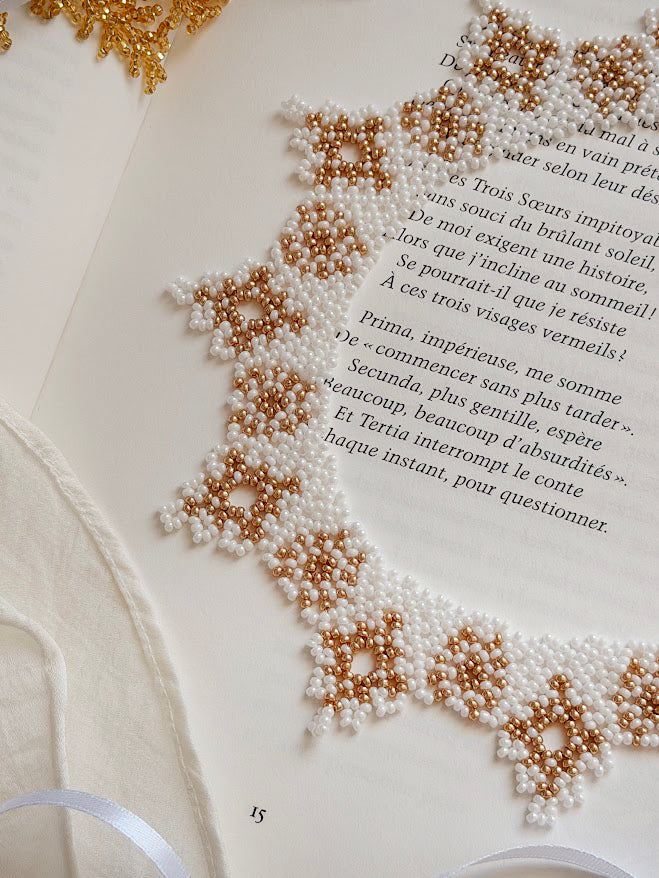 Colar de Missangas "Estrelas Arenosas" | Dourado e Branco | Feito à Mão