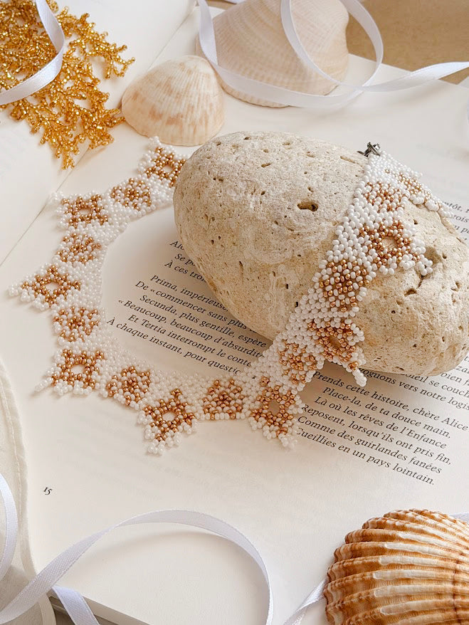 Colar de Missangas "Estrelas Arenosas" | Dourado e Branco | Feito à Mão