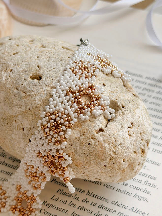 Colar de Missangas "Estrelas Arenosas" | Dourado e Branco | Feito à Mão