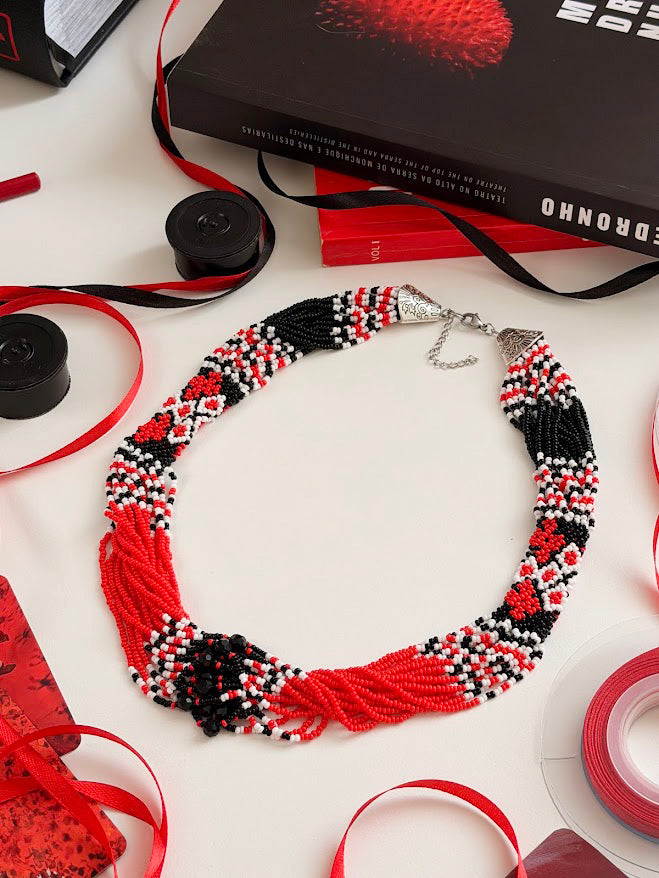 Colar de Contas "Corações Selvagens" | Vermelho, Preto e Branco | Artesanal