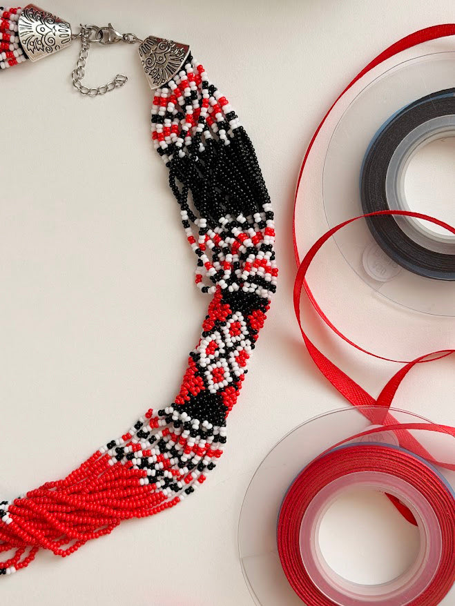Colar de Contas "Corações Selvagens" | Vermelho, Preto e Branco | Artesanal