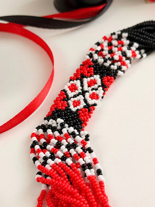 Colar de Contas "Corações Selvagens" | Vermelho, Preto e Branco | Artesanal