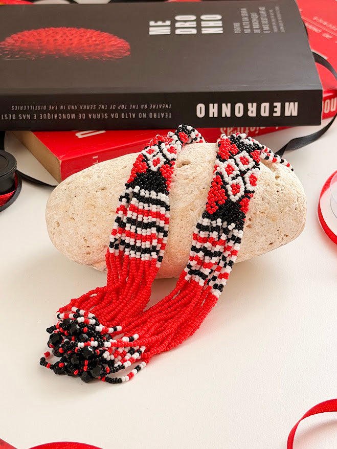 Colar de Contas "Corações Selvagens" | Vermelho, Preto e Branco | Artesanal