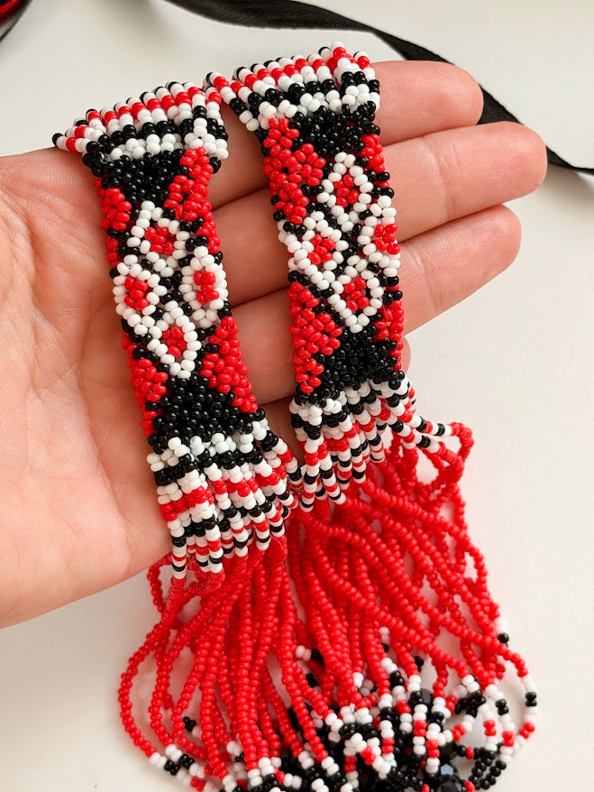 Colar de Contas "Corações Selvagens" | Vermelho, Preto e Branco | Artesanal